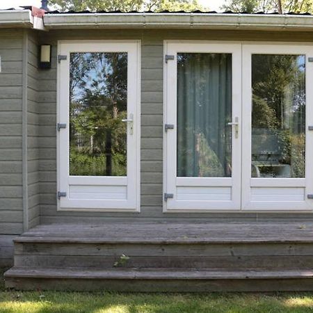 Вилла Een Chalet Met Prive Sauna En Tuin Tzummarum Экстерьер фото
